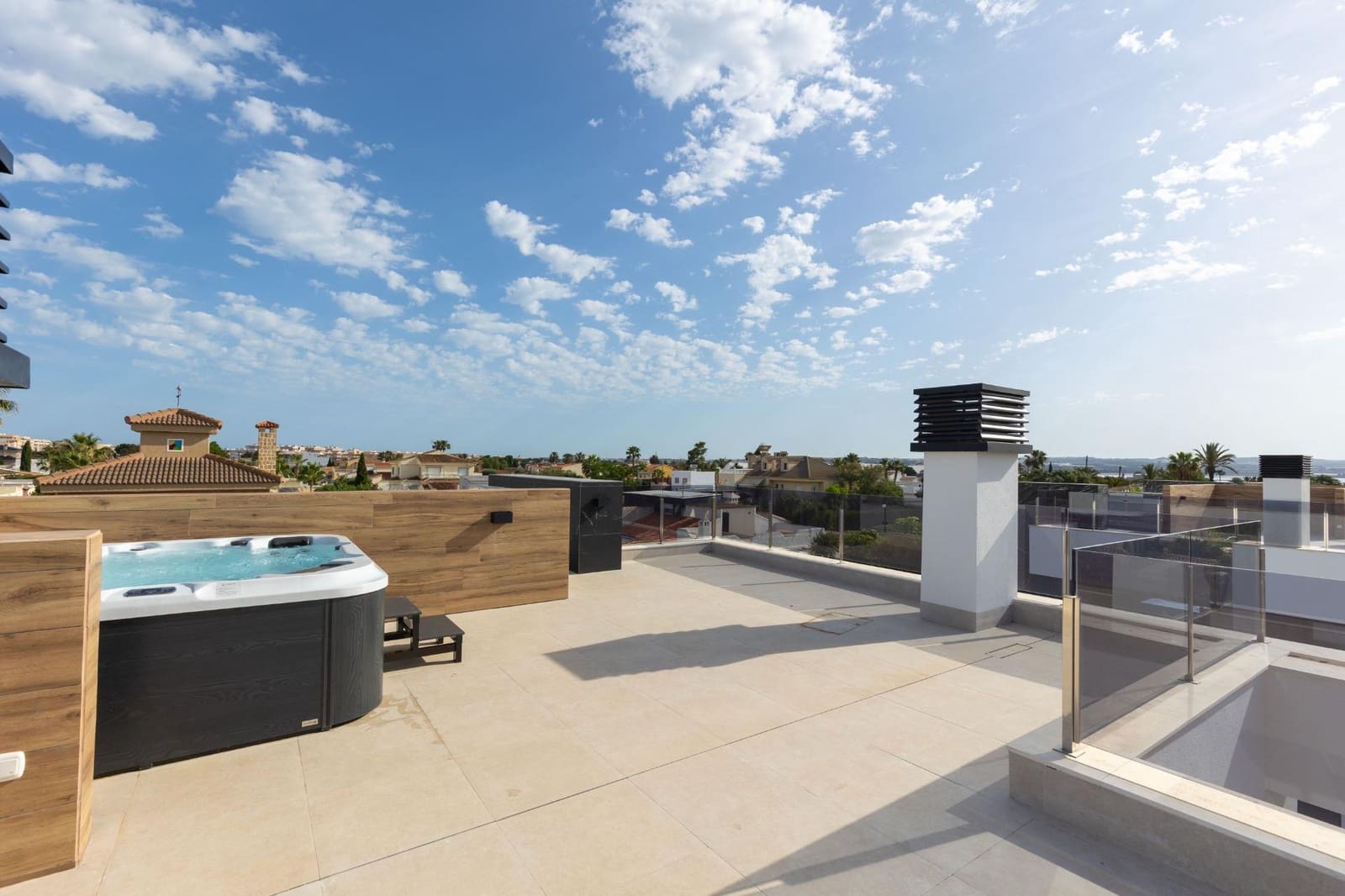 3 soveværelse Villa til salg i Torrevieja med swimmingpool - € 699.900 (Ref: 9985131)