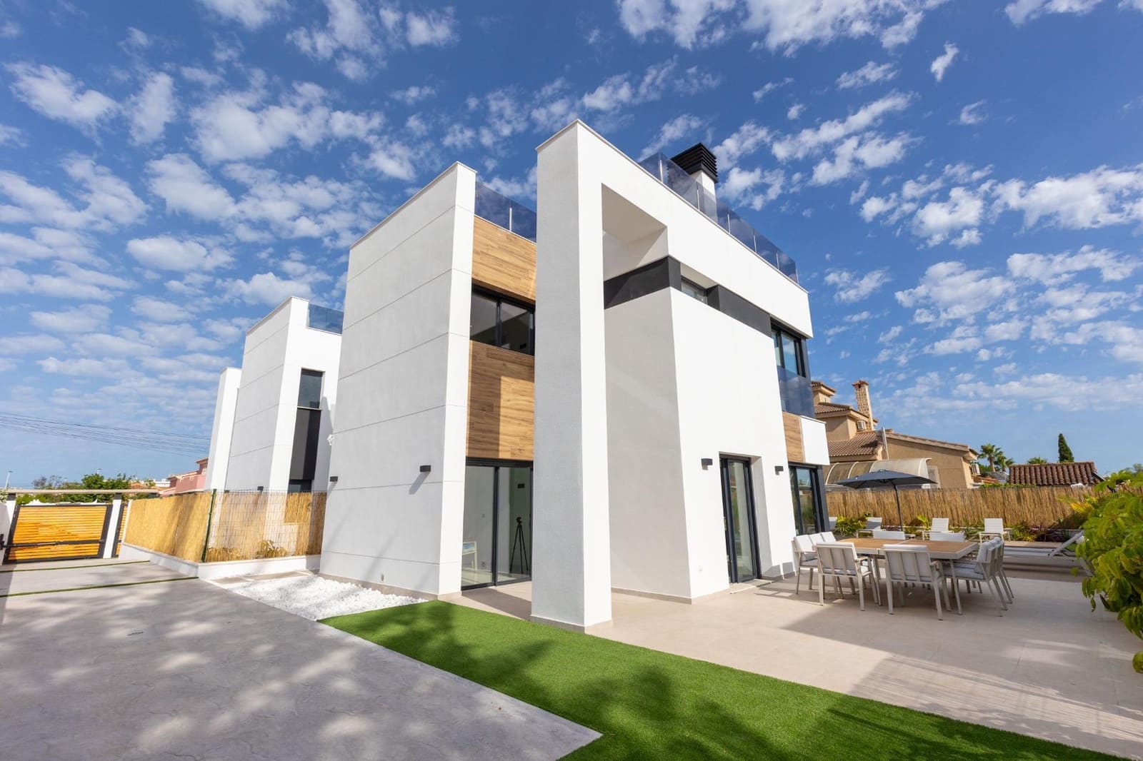 3 soveværelse Villa til salg i Torrevieja med swimmingpool - € 699.900 (Ref: 9985131)