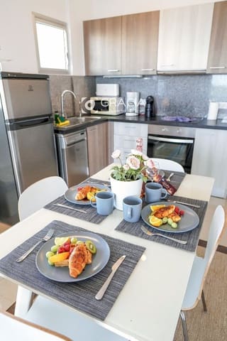 Piso de 2 habitaciones en Playa Paraiso, Adeje en venta con piscina - 395.000 € (Ref: 9552948)