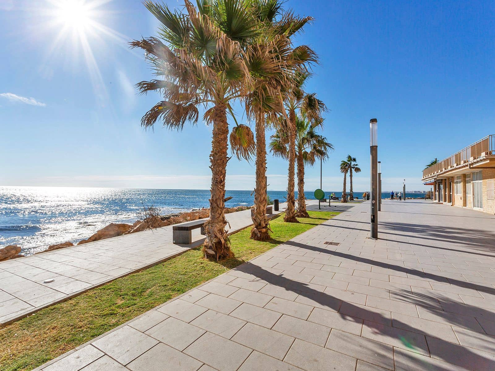 Apartamento de 3 habitaciones en Torrevieja en venta con piscina garaje - 299.900 € (Ref: 7988697)