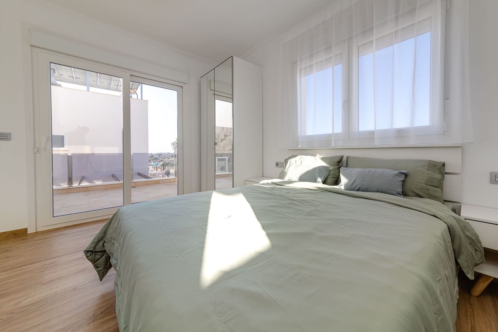 3 makuuhuone Huvila myytävänä paikassa Torrevieja mukana uima-altaan 
autotalli - 590 000 € (Ref: 7988701)