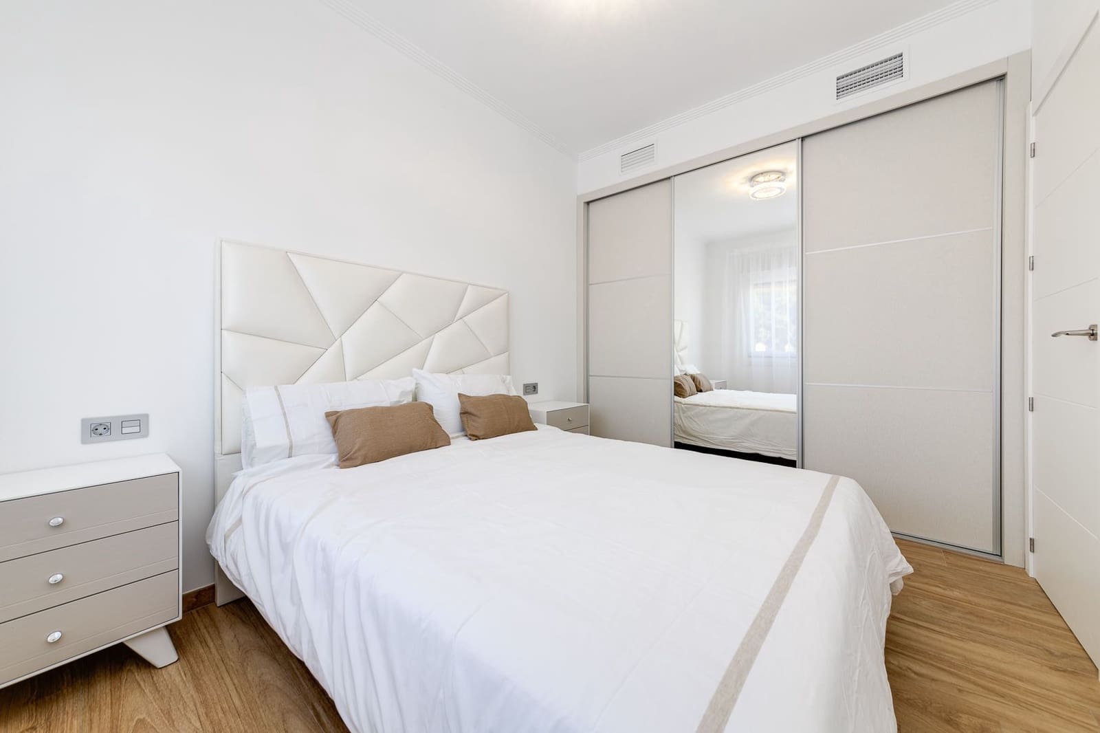 3 makuuhuone Huvila myytävänä paikassa Torrevieja mukana uima-altaan 
autotalli - 590 000 € (Ref: 7988701)