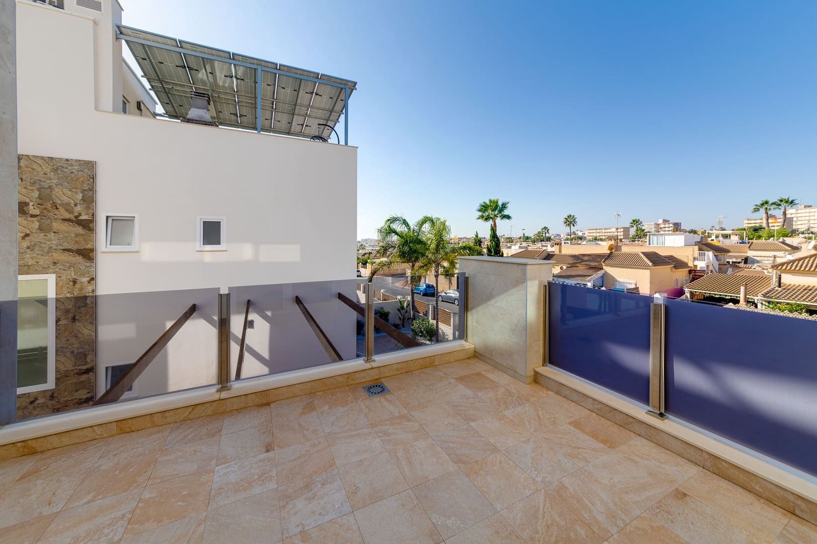 3 makuuhuone Huvila myytävänä paikassa Torrevieja mukana uima-altaan 
autotalli - 590 000 € (Ref: 7988701)