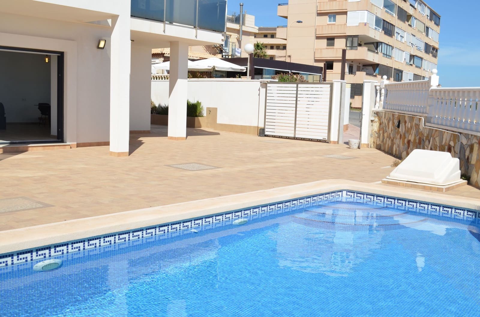4 soveværelse Villa til salg i Torrevieja med swimmingpool garage - € 990.000 (Ref: 8689464)