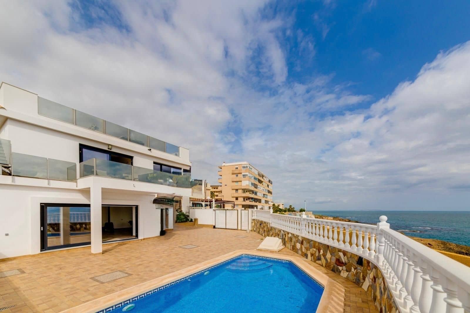 4 Zimmer Villa zu verkaufen in Torrevieja mit Pool Garage - 990.000 € (Ref: 8689464)