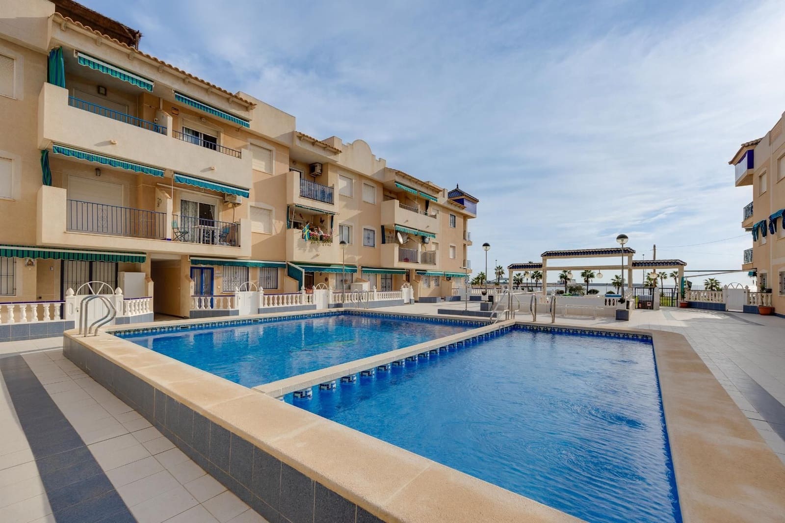 Apartamento de 3 habitaciones en Torrevieja en venta con piscina - 200.000 € (Ref: 8777732)