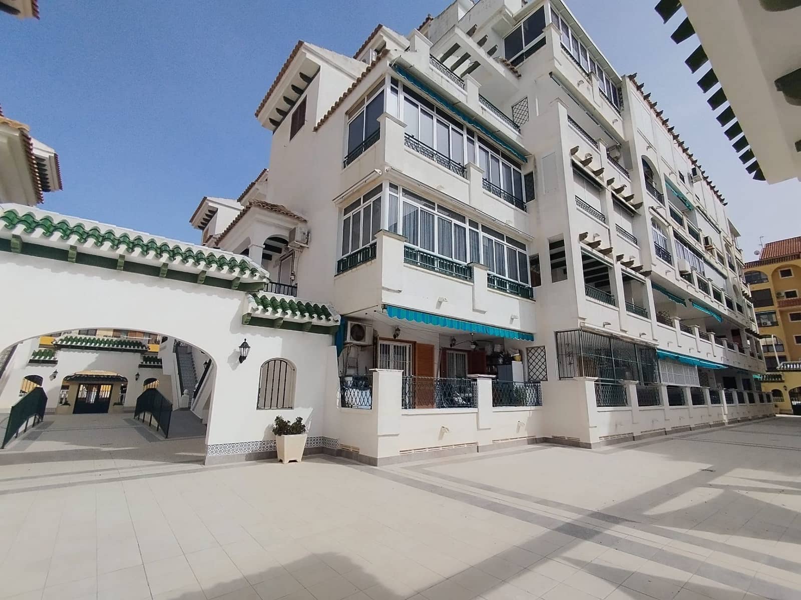 2 soveværelse Lejlighed til salg i Torrevieja med swimmingpool - € 169.000 (Ref: 8942648)