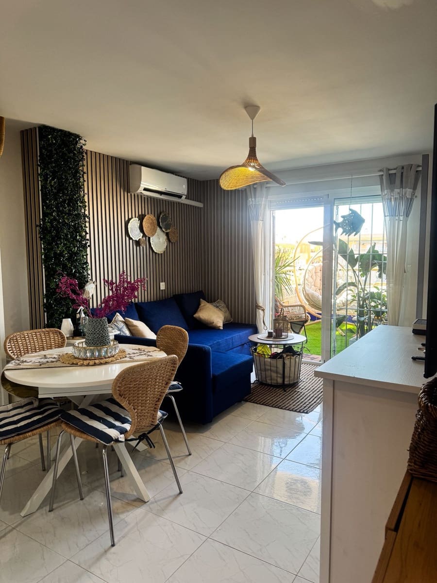 2 soveværelse Penthouse til salg i Torrevieja med swimmingpool - € 150.000 (Ref: 9095998)