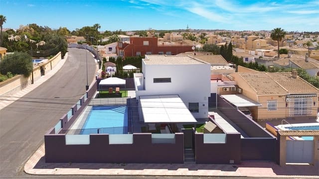 4 camera da letto Villa in vendita in El Chaparral - La Siesta - La Torreta, Torrevieja con piscina garage - 495.000 € (Rif: 9330191)