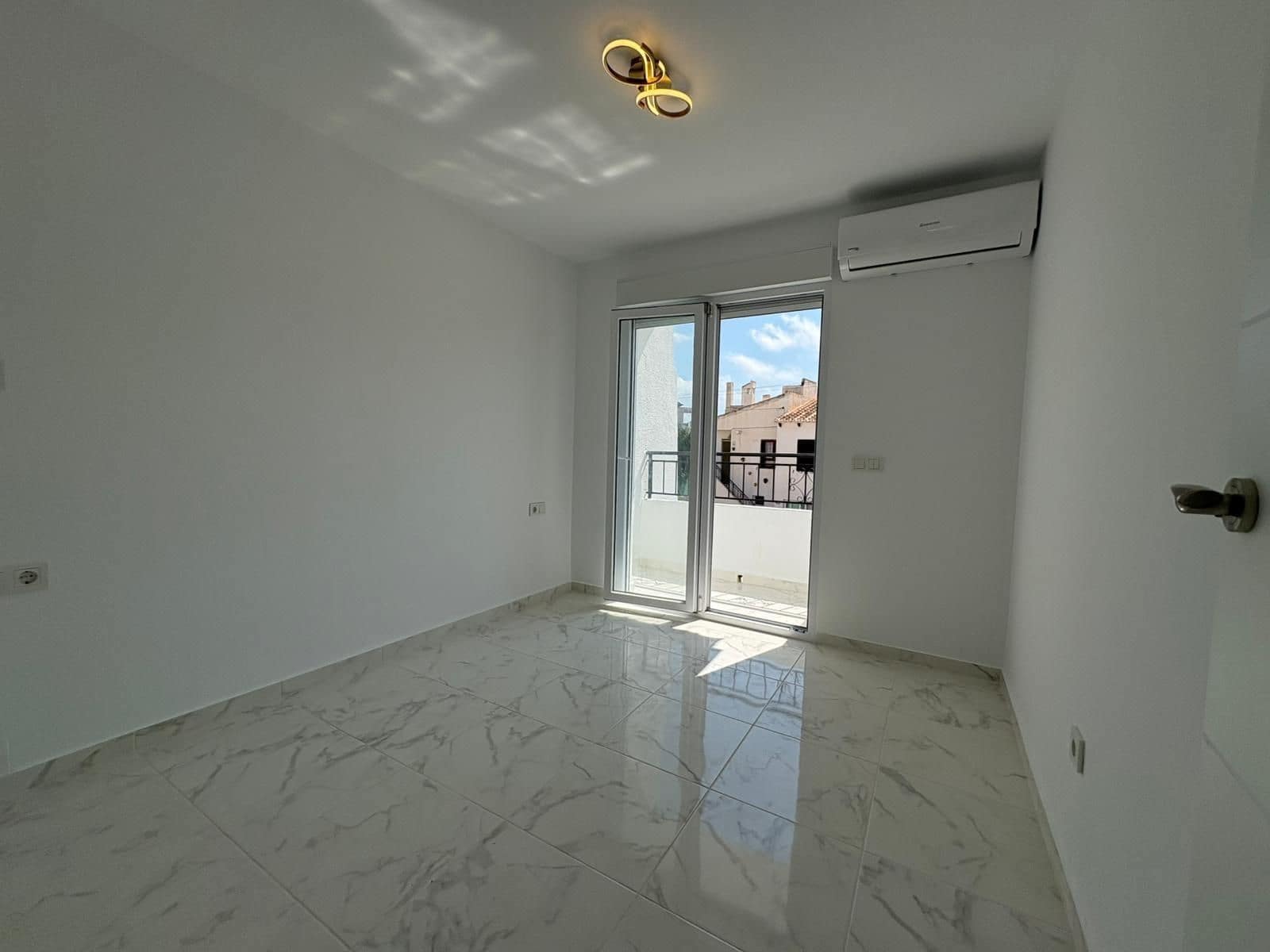 3 slaapkamer Halfvrijstaande villa te koop in Torrevieja met zwembad garage - € 229.000 (Ref: 9403164)