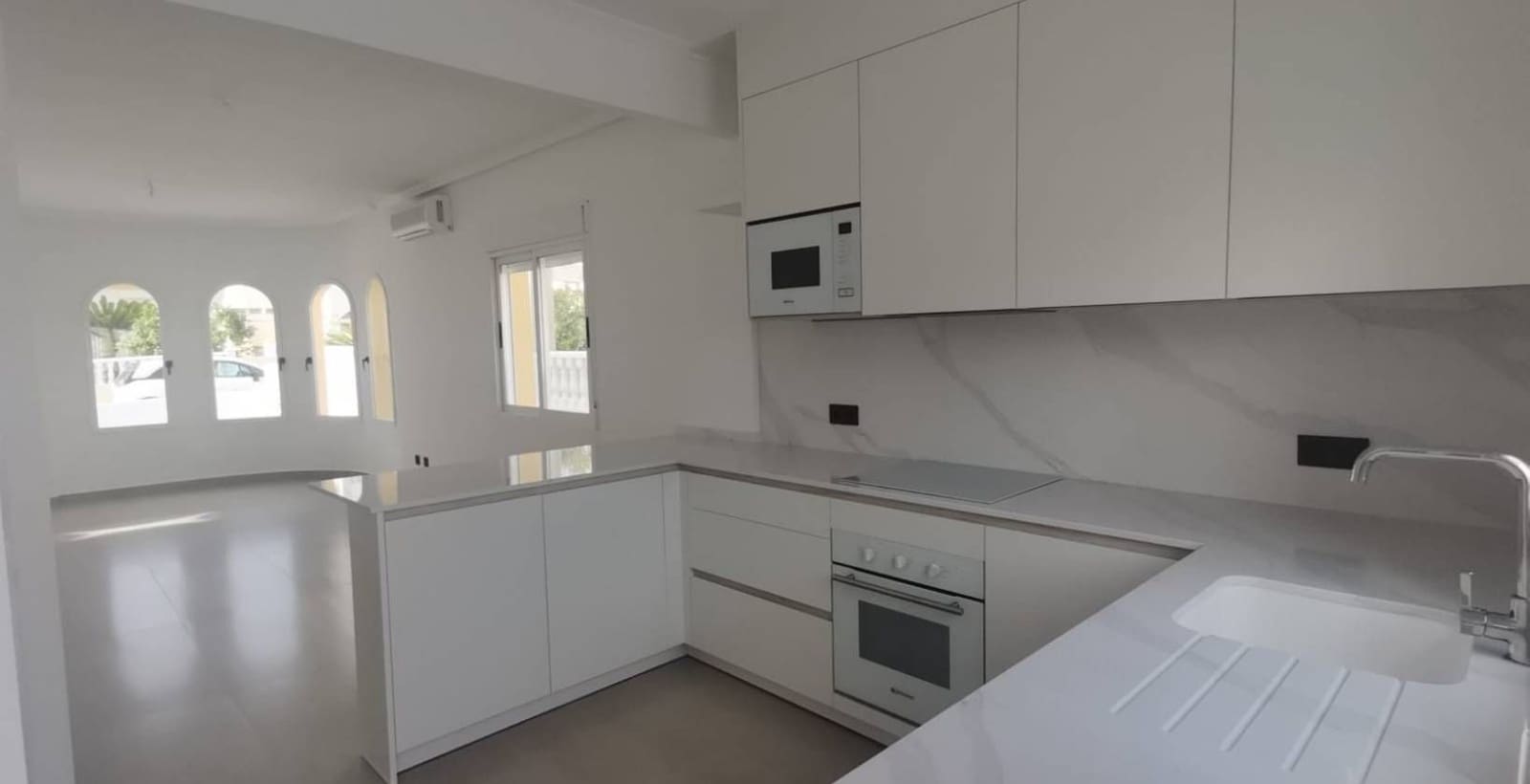 2 makuuhuone Huvila myytävänä paikassa Torrevieja mukana uima-altaan 
autotalli - 249 000 € (Ref: 9673879)