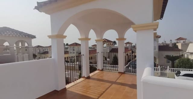 2 makuuhuone Huvila myytävänä paikassa Torrevieja mukana uima-altaan 
autotalli - 249 000 € (Ref: 9673879)