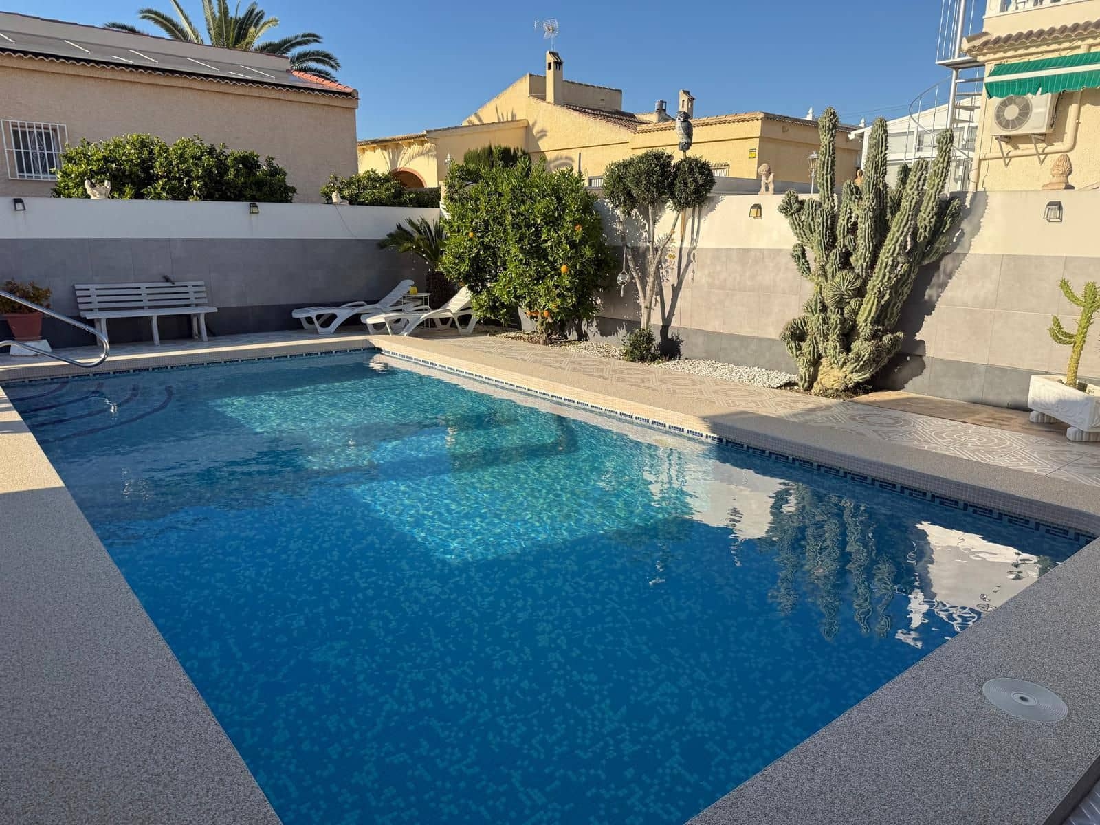 2 bedroom Villa for sale in Torrevieja with pool - € 285,000 (Ref: 9694848)