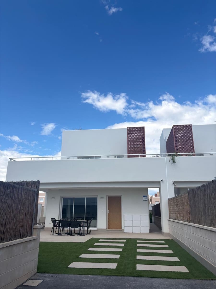 3 bedroom Villa for sale in Pilar de la Horadada with pool garage - € 549,900 (Ref: 9772749)