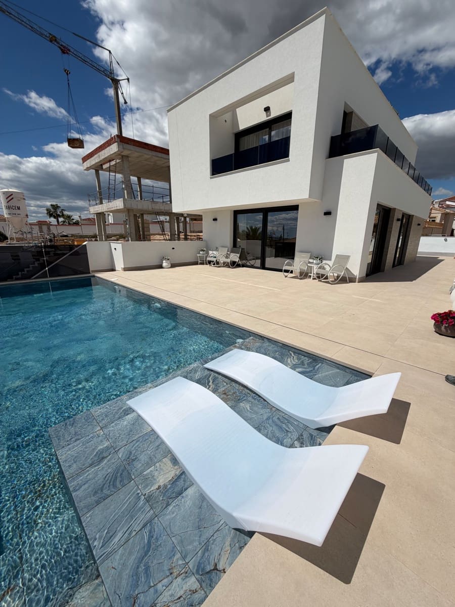 3 soveværelse Villa til salg i Ciudad Quesada med swimmingpool garage - € 1.050.000 (Ref: 9819961)