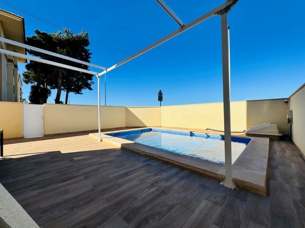 2 soverom Kjedet enebolig til salgs i Torrevieja med svømmebasseng - € 221 000 (Ref: 9828745)