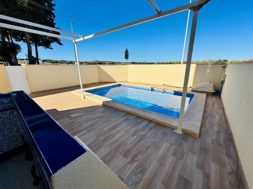 2 soverom Kjedet enebolig til salgs i Torrevieja med svømmebasseng - € 221 000 (Ref: 9828745)