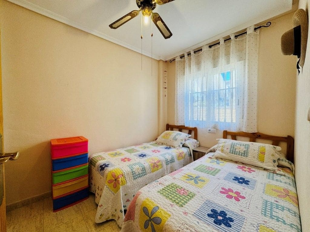2 soverom Kjedet enebolig til salgs i Torrevieja med svømmebasseng - € 221 000 (Ref: 9828745)