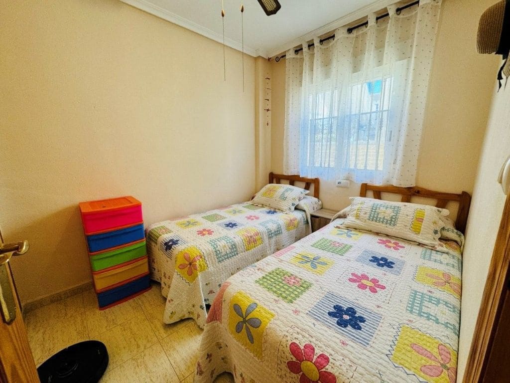 2 soverom Kjedet enebolig til salgs i Torrevieja med svømmebasseng - € 221 000 (Ref: 9828745)