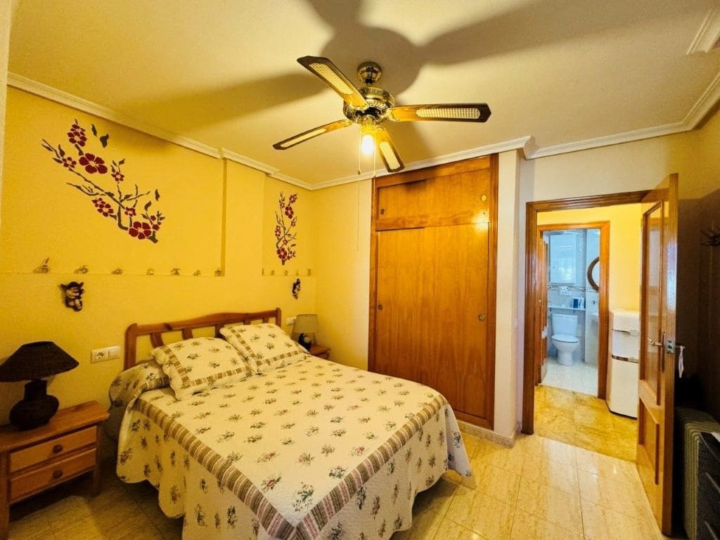 2 soverom Kjedet enebolig til salgs i Torrevieja med svømmebasseng - € 221 000 (Ref: 9828745)
