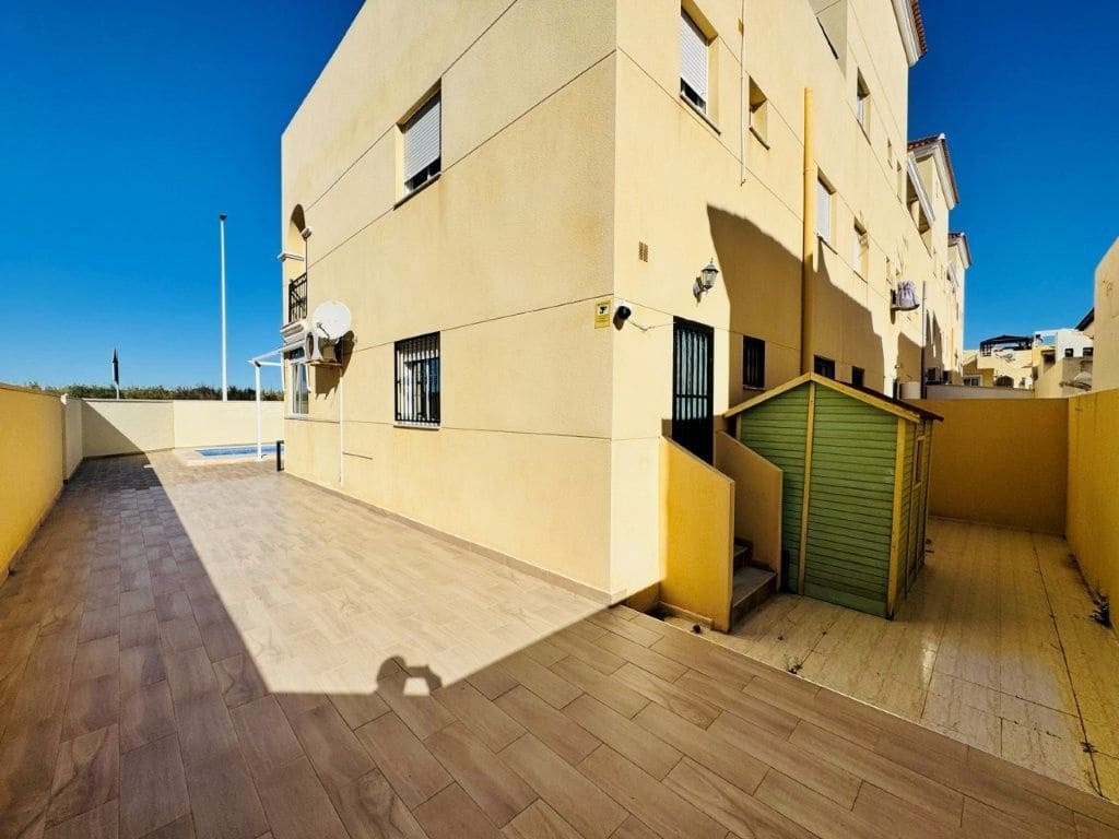 2 soverom Kjedet enebolig til salgs i Torrevieja med svømmebasseng - € 221 000 (Ref: 9828745)