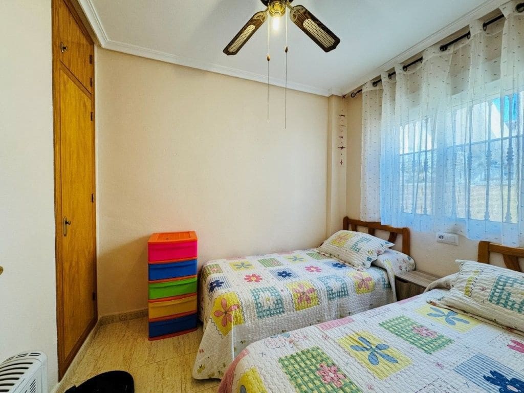 2 soverom Kjedet enebolig til salgs i Torrevieja med svømmebasseng - € 221 000 (Ref: 9828745)