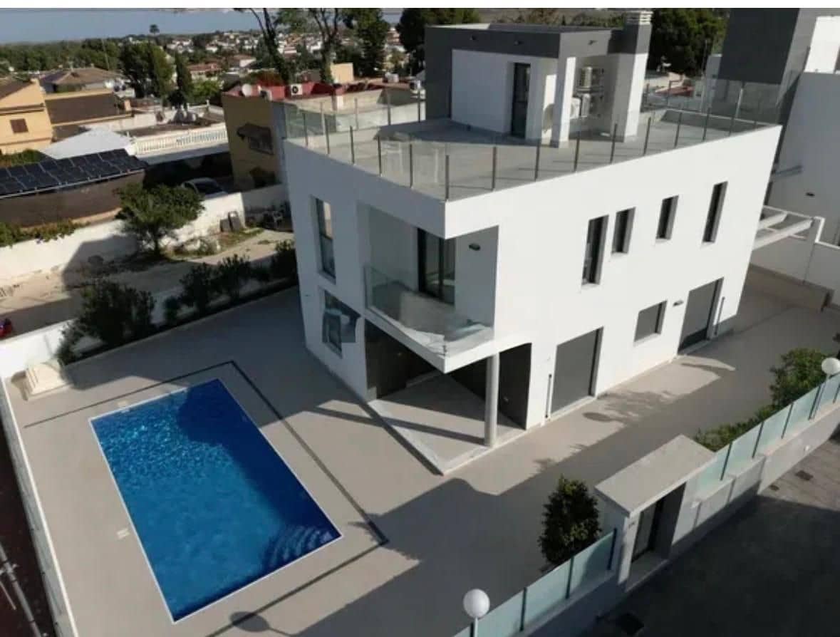 3 bedroom Villa for sale in Torrevieja with pool garage - € 629,000 (Ref: 9924194)