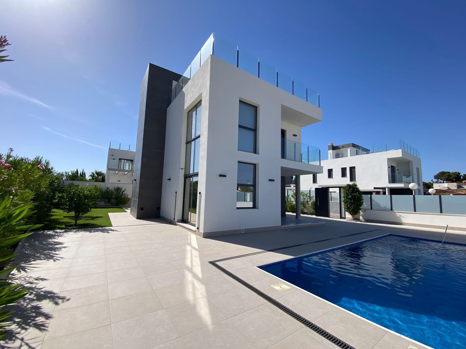 3 bedroom Villa for sale in Torrevieja with pool garage - € 629,000 (Ref: 9924194)