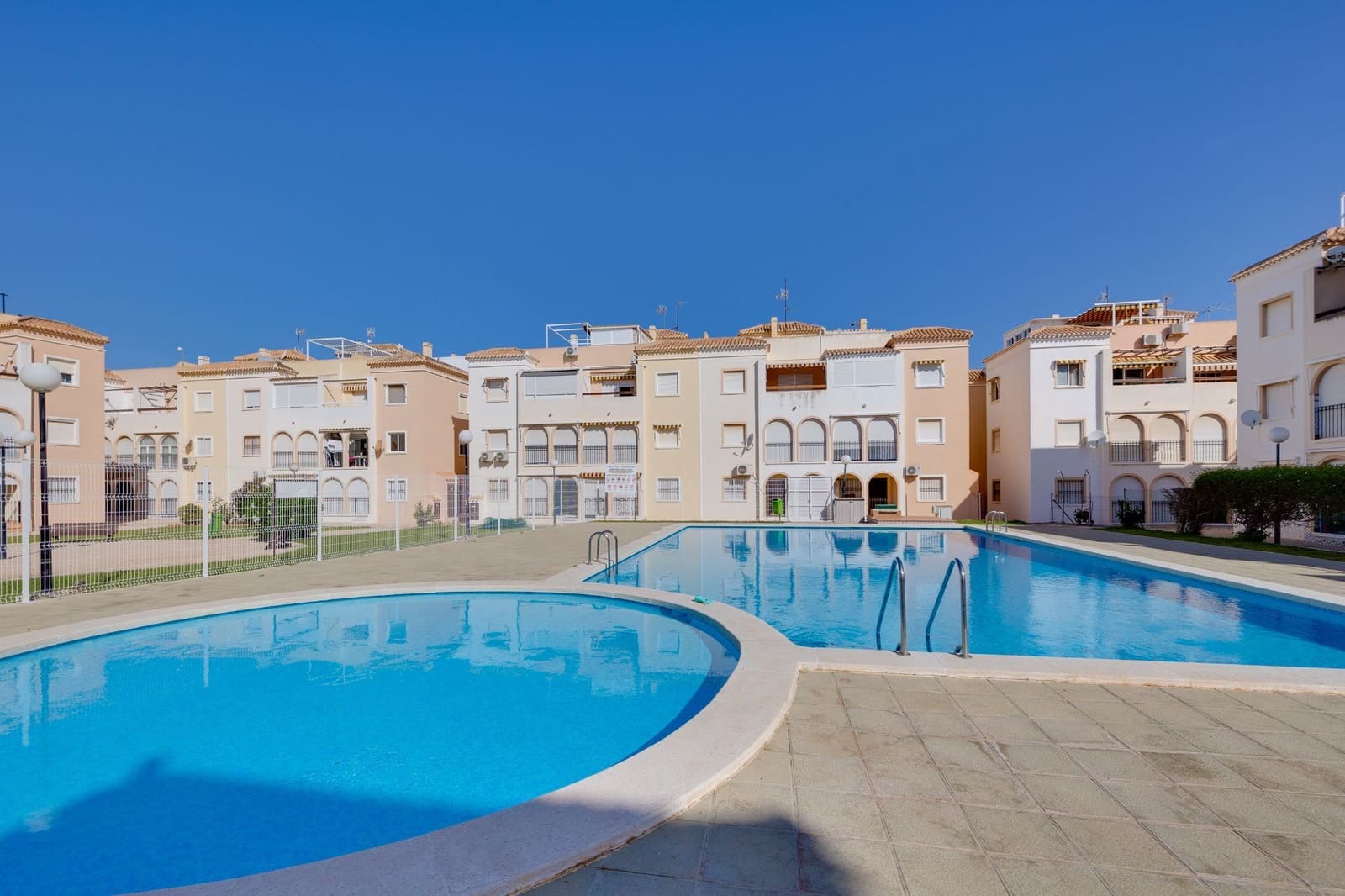 2 soveværelse Bungalow til salg i Torrevieja med swimmingpool - € 149.900 (Ref: 9928841)