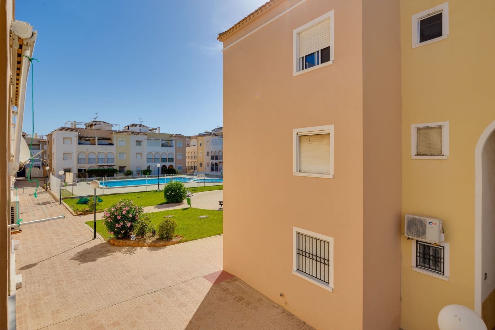 2 soveværelse Bungalow til salg i Torrevieja med swimmingpool - € 149.900 (Ref: 9928841)