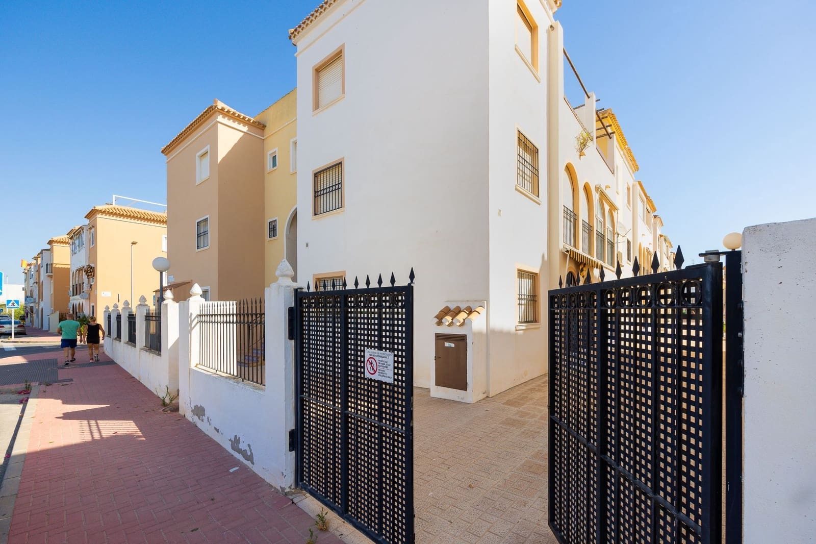 2 soveværelse Bungalow til salg i Torrevieja med swimmingpool - € 149.900 (Ref: 9928841)