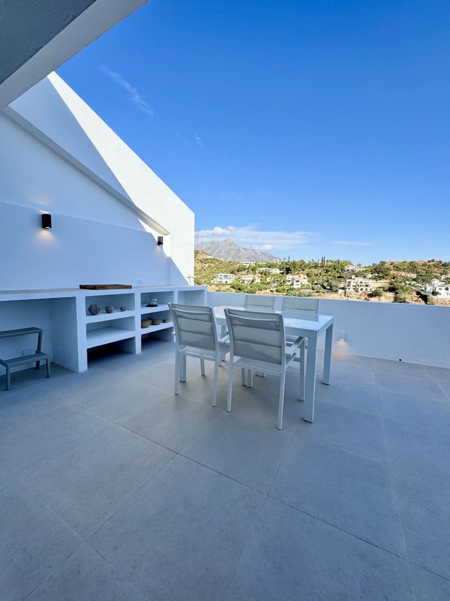 3 sypialnia Penthouse na sprzedaż w La Quinta z basenem garażem - 850 000 € (Ref: 9876757)