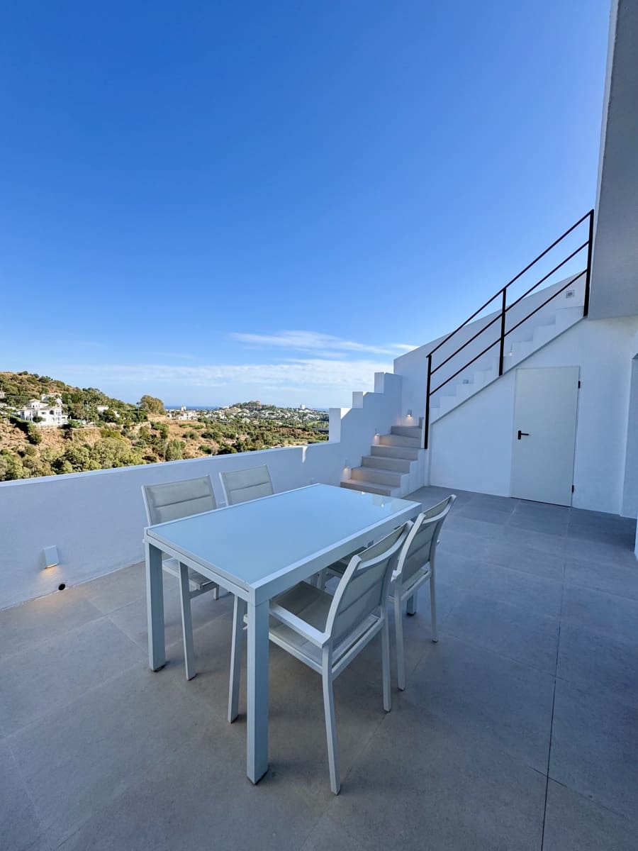 3 sypialnia Penthouse na sprzedaż w La Quinta z basenem garażem - 850 000 € (Ref: 9876757)