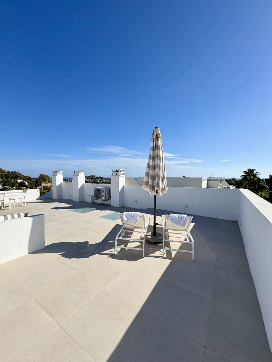 3 sypialnia Penthouse na sprzedaż w La Quinta z basenem garażem - 850 000 € (Ref: 9876757)
