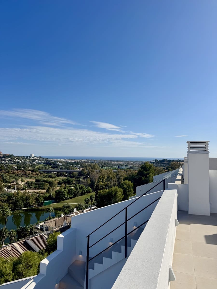 3 sypialnia Penthouse na sprzedaż w La Quinta z basenem garażem - 850 000 € (Ref: 9876757)