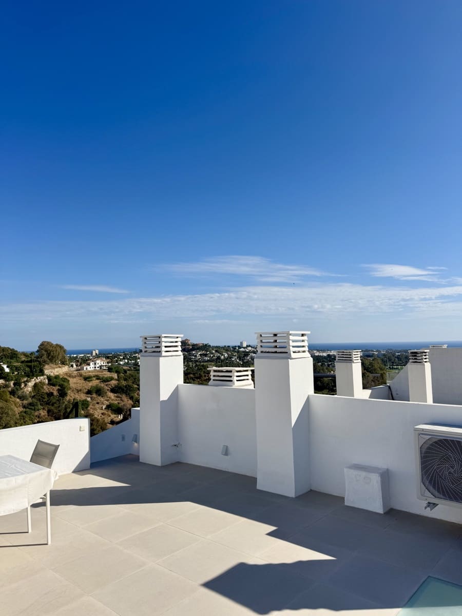 3 sypialnia Penthouse na sprzedaż w La Quinta z basenem garażem - 850 000 € (Ref: 9876757)