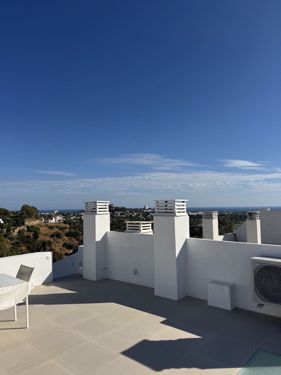 3 sypialnia Penthouse na sprzedaż w La Quinta z basenem garażem - 850 000 € (Ref: 9876757)