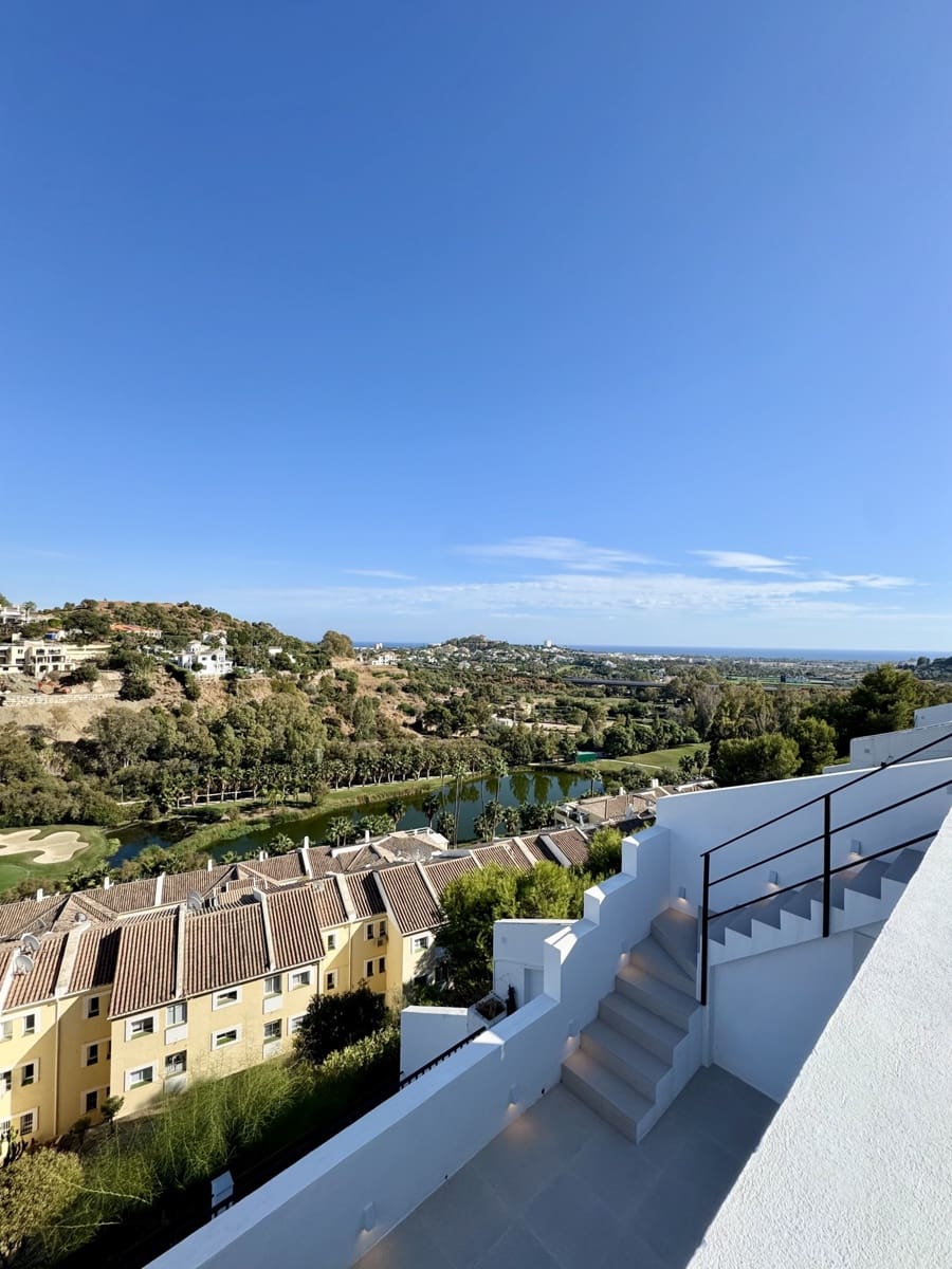 3 sypialnia Penthouse na sprzedaż w La Quinta z basenem garażem - 850 000 € (Ref: 9876757)
