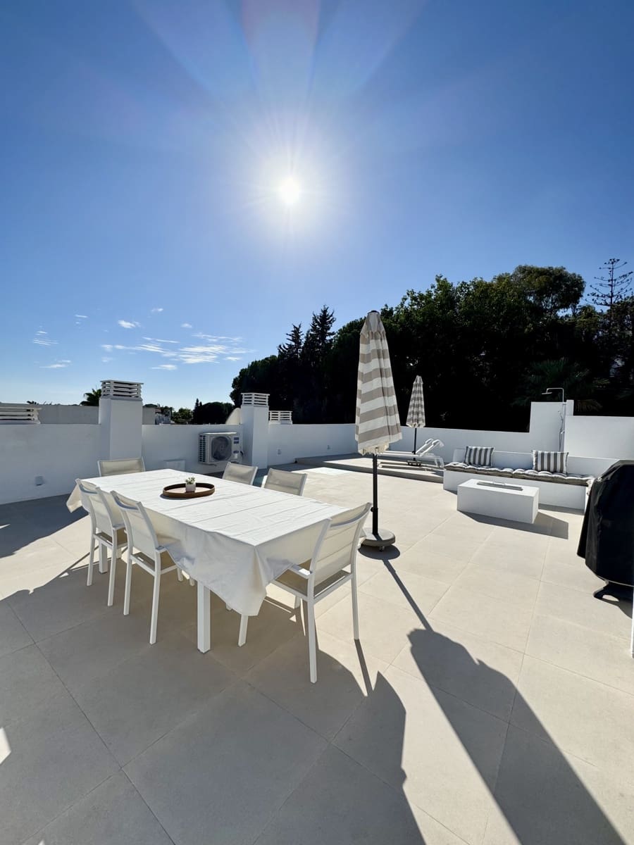 3 sypialnia Penthouse na sprzedaż w La Quinta z basenem garażem - 850 000 € (Ref: 9876757)