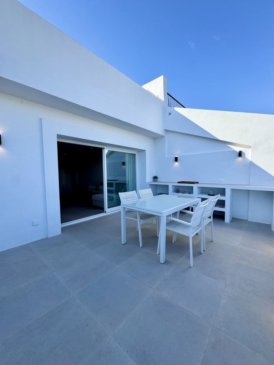 3 sypialnia Penthouse na sprzedaż w La Quinta z basenem garażem - 850 000 € (Ref: 9876757)