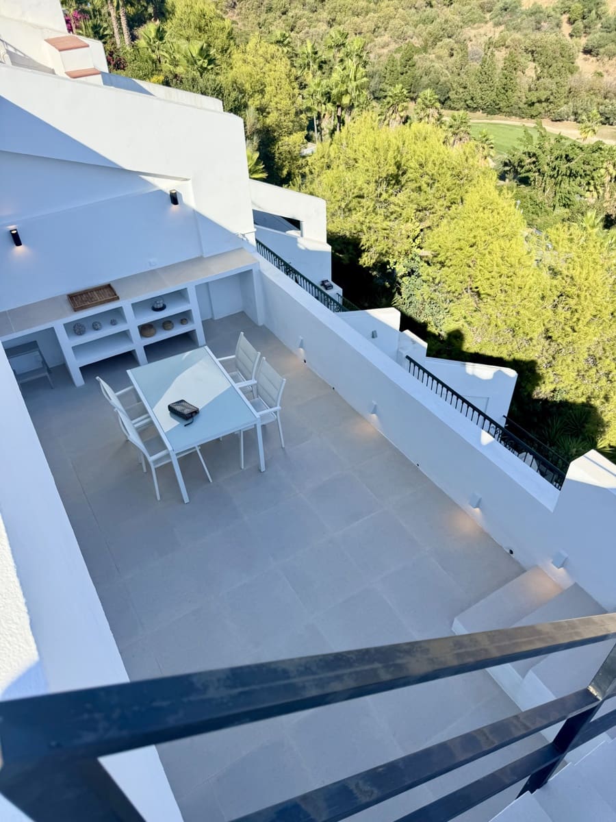 3 sypialnia Penthouse na sprzedaż w La Quinta z basenem garażem - 850 000 € (Ref: 9876757)