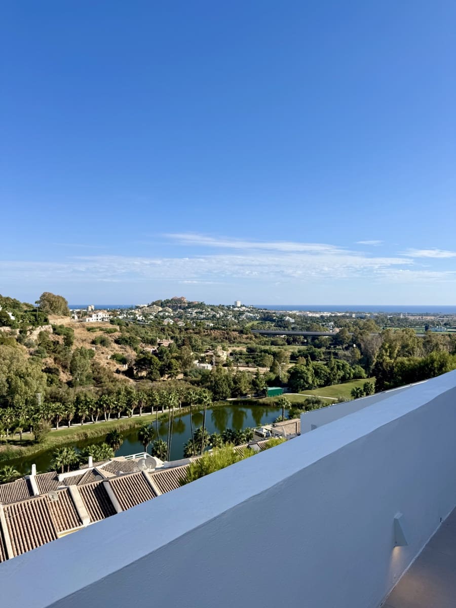 3 sypialnia Penthouse na sprzedaż w La Quinta z basenem garażem - 850 000 € (Ref: 9876757)