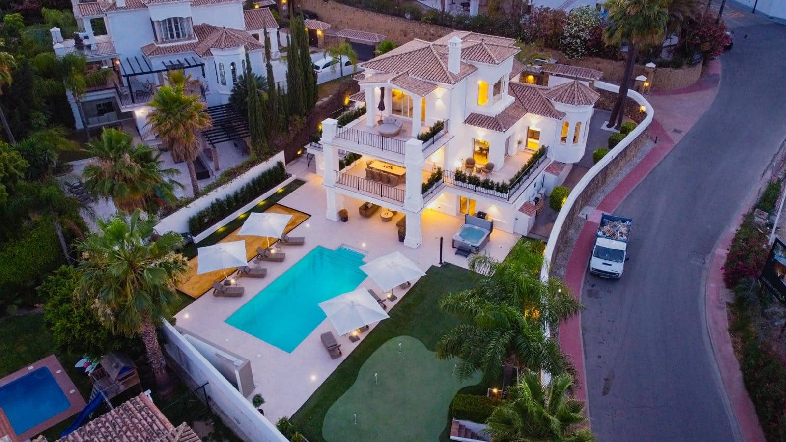 Chalet de 6 habitaciones en Nueva Andalucia en venta con piscina garaje - 3.850.000 € (Ref: 9876758)