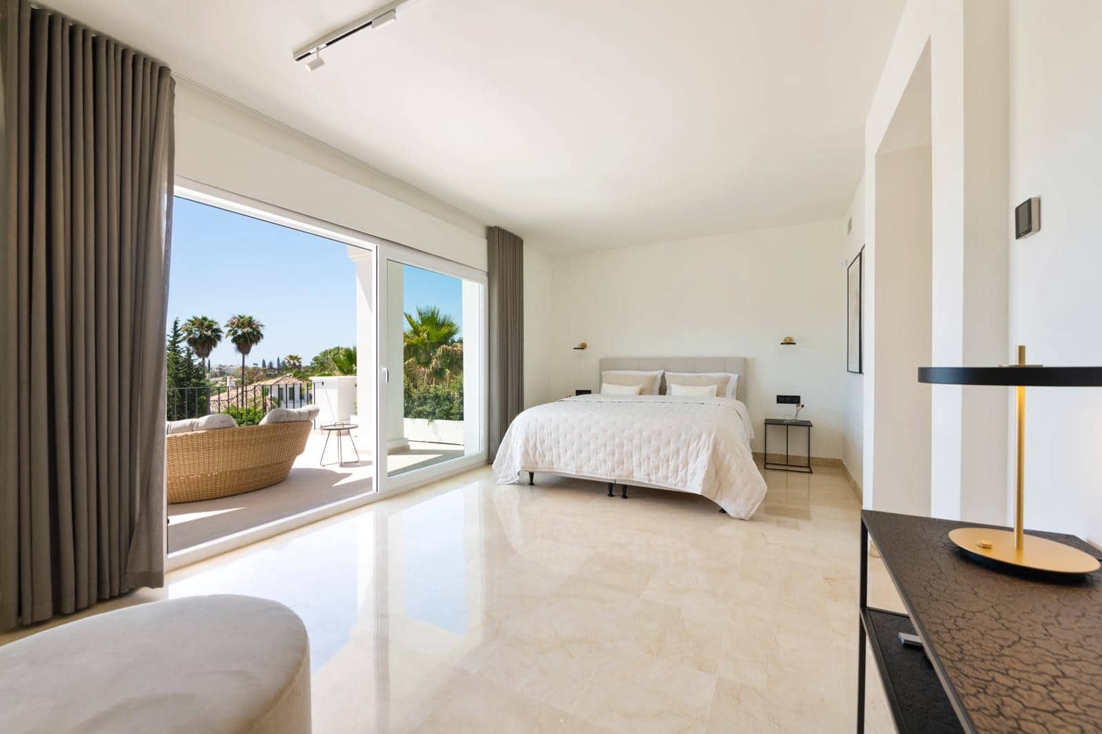 Chalet de 6 habitaciones en Nueva Andalucia en venta con piscina garaje - 3.850.000 € (Ref: 9876758)