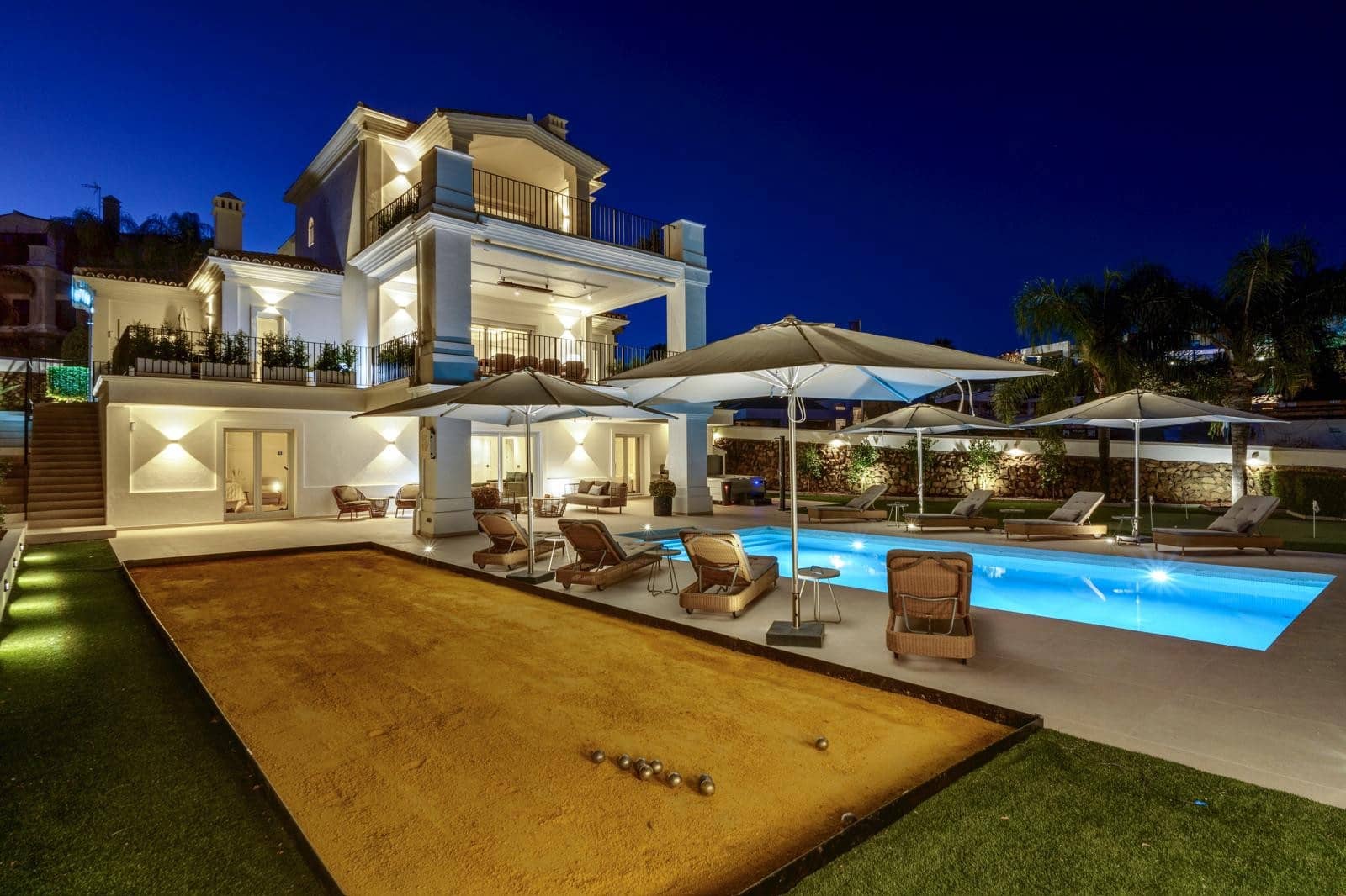 Chalet de 6 habitaciones en Nueva Andalucia en venta con piscina garaje - 3.850.000 € (Ref: 9876758)