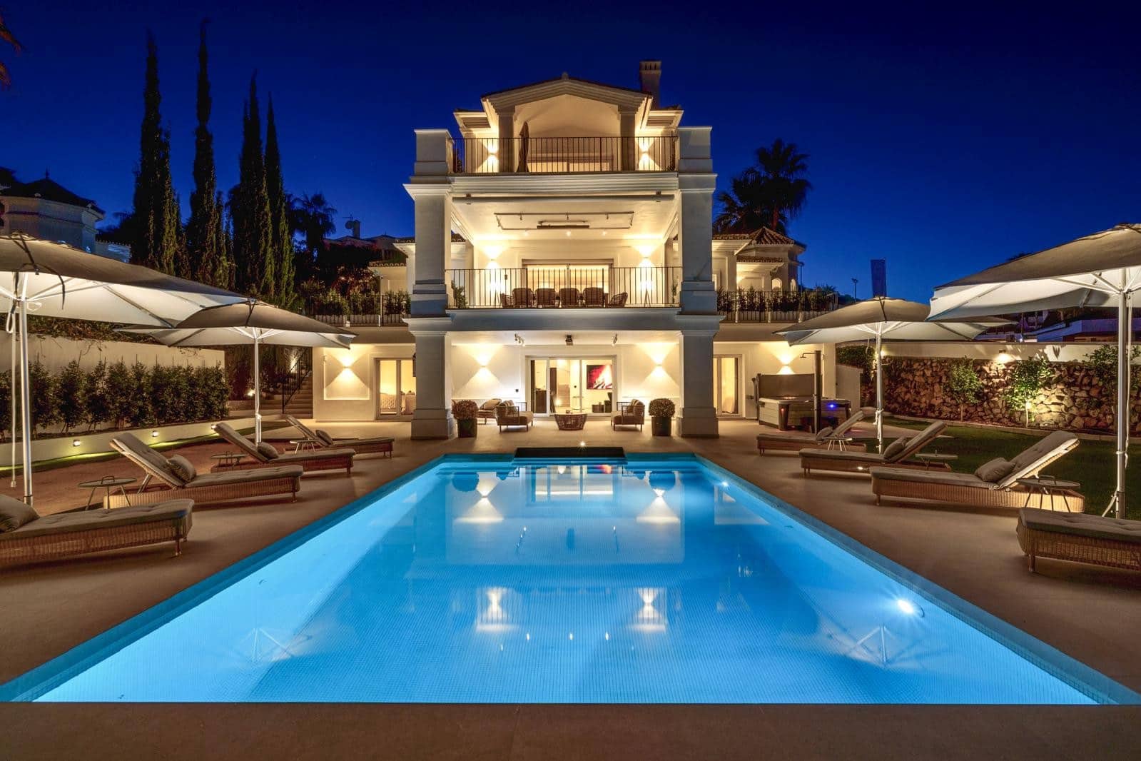 Chalet de 6 habitaciones en Nueva Andalucia en venta con piscina garaje - 3.850.000 € (Ref: 9876758)