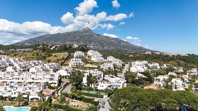 3 soveværelse Byhus til salg i Los Naranjos, Marbella med swimmingpool - € 995.000 (Ref: 9884346)