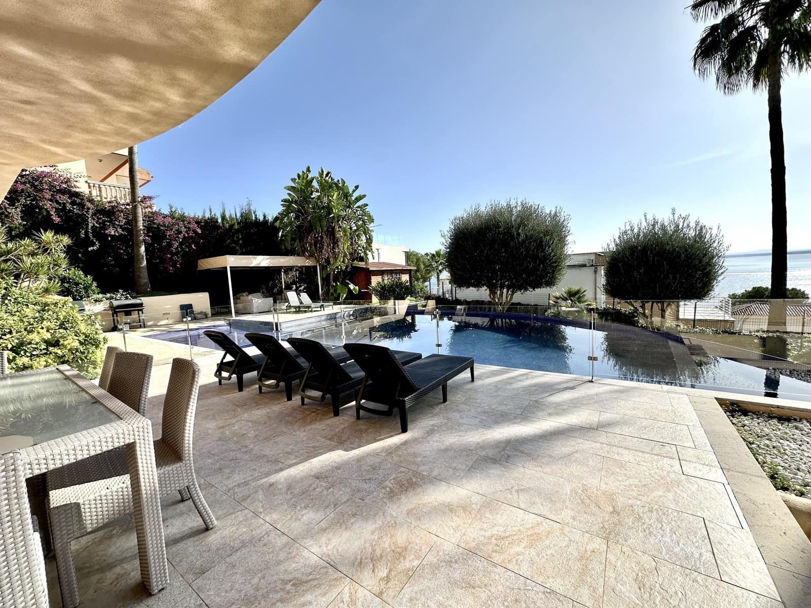 6 bedroom Villa for sale in Puerto de Alcudia - € 3,800,000 (Ref: 9593075)