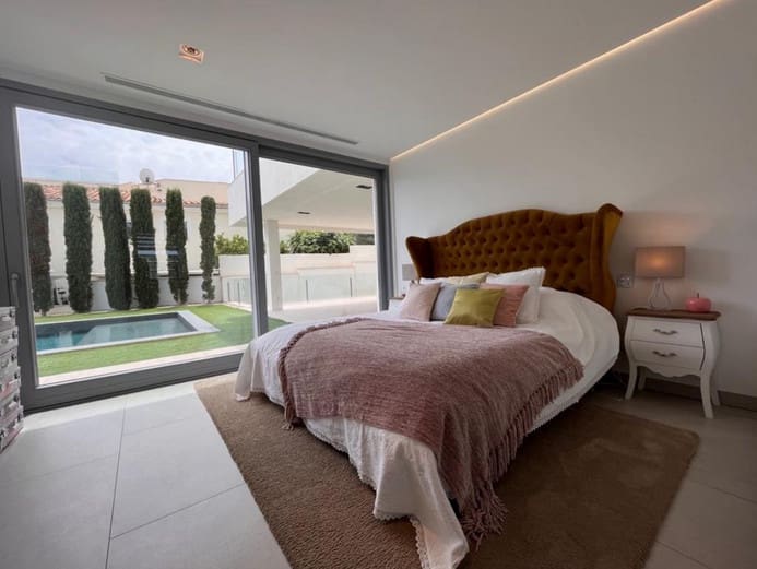 3 bedroom Villa for sale in Santa Ponsa - € 5,900,000 (Ref: 9593082)