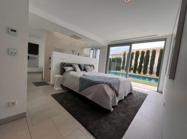 3 bedroom Villa for sale in Santa Ponsa - € 5,900,000 (Ref: 9593082)